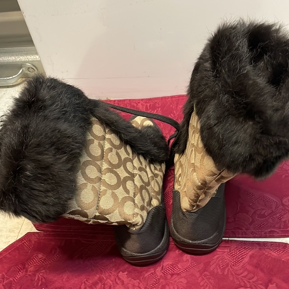 Coach boots with fur Around them - Picture 3 of 6